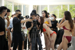 Ekip Vũ Khắc Tiệp và Ngọc Trinh ngang nhiên tổ chức buổi chụp bikini đông người, nhiều nhân viên không đeo khẩu trang giữa dịch Covid-19