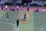 Cầu thủ Trung Quốc gây phẫn nộ cùng cực: Vào bóng triệt hạ, cố tình giẫm lên người đối thủ rồi đấm thẳng mặt 'kẻ đến hỏi tội'