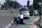 Khoảnh khắc tài xế taxi bị đâm trọng thương, vật lộn với tên cướp giữa phố Hà Nội: 'Giúp em với'