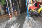 Ảnh: Đường Sài Gòn lại thành sông sau mưa, nước chảy cuồn cuộn như thác đổ