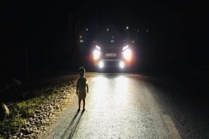 Chạy xe lúc nửa đêm, tài xế run lẩy bẩy phát hiện 'nhân vật đặc biệt' trên đường