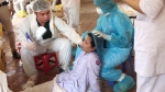Nhân viên y tế kiệt sức, ngã quỵ giữa trưa hè nắng nóng khi lấy mẫu tại Bắc Ninh