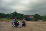 Clip: Kinh hoàng cảnh 2 xe máy đâm nhau khiến 3 người văng xuống đường