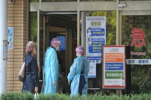 Đài Loan đang 'nóng ran': 2 bệnh viện lớn nhất 'thất thủ', phải xét nghiệm 8000 nhân viên trong 48 giờ