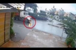 Clip: Người đàn ông tự lao vào gầm container 2 lần liên tiếp tại Vĩnh Phúc