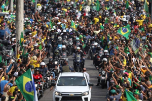 Brazil: 450.000 người chết vì Covid-19, Tổng thống không bịt khẩu trang, phóng xe máy biểu tình giữa biển người