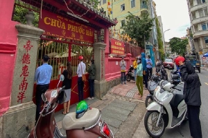 Nhiều chùa đóng cổng để phòng chống Covid-19, người dân Sài Gòn đứng ngoài cầu nguyện mừng Đại lễ Phật đản