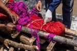 Cái chết trên dãy Himalaya: Cả làng chỉ có 1 bác sĩ, 1 bình oxy, dân nghèo và sợ đến mức không muốn xét nghiệm