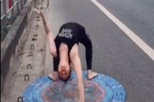 Người phụ nữ uốn éo tập yoga ngay trên đường cao tốc bị dân mạng kịch liệt chỉ trích