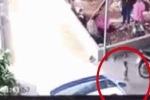 Video: Thương tâm cảnh bé 1 tuổi bị ô tô cán trúng ở Hòa Bình