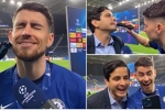 Jorginho bị phóng viên cạo sạch râu trên sóng truyền hình vì cá cược Chelsea vô địch