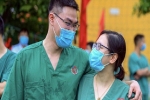 'Trăng mật' trong tâm dịch của vợ chồng bác sĩ trẻ ở Quảng Ninh