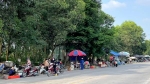 Chợ tự phát vi phạm hành lang đường bộ ở Tuyên Quang: Dễ mọc, khó dẹp