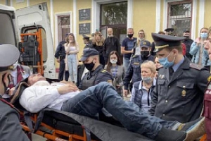 Nhà hoạt động Belarus tự đâm vào cổ họng trước tòa