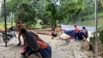 Tuyên Quang: Cảnh sát giao thông giúp dân gom lúa trước cơn mưa lớn