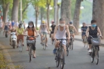 Cận cảnh hồ Gươm trở thành 'trường đua' xe đạp cho người tập thể dục buổi sáng