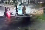 TP.HCM: Hai thanh niên chích điện, đạp ngã xe cô gái 24 tuổi để cướp tài sản lúc rạng sáng