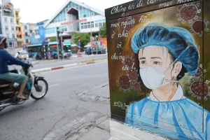 Ảnh: Bốt điện ở Hà Nội khoác lên mình hình ảnh chiến sĩ tuyến đầu chống dịch đầy ý nghĩa
