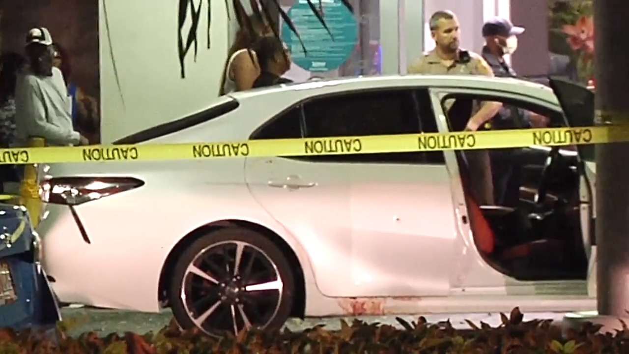 Cảnh sát có mặt tại hiện trường vụ xả súng. Ảnh: Miami Herald.