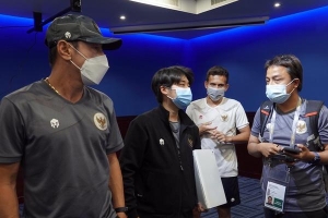 HLV tuyển Indonesia nổi cáu vì lỗi của phiên dịch