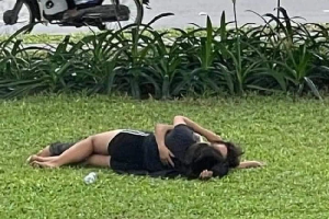 Vô tư nằm ôm ấp nhau giữa bãi cỏ nơi công cộng, cặp đôi khiến cư dân mạng phẫn nộ chỉ trích