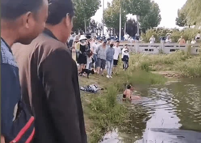 Đội cứu hộ đang gấp rút cứu người chết đuối, một phụ nữ bất ngờ lao xuống sông, hành động sau đó khiến người xem sửng sốt - Ảnh 3.