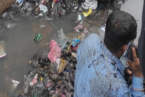 Nghị sĩ Ấn Độ cho đổ rác lên người làm thuê vì 'không dọn sạch cống'