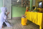 Nữ nhân viên y tế lập bàn thờ, chịu tang mẹ từ tâm dịch