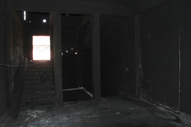 Lối cầu thang ở tầng 3 đen đặc vì khói độc thốc từ tầng 1 lên sau vụ cháy.