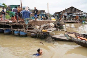 Người Campuchia gốc Việt 'không biết phải đi đâu' sau lệnh di dời nhà nổi trên sông Tonle Sap