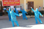 Giữa cái nắng 40 độ C ở tâm dịch Bắc Giang, nhóm tình nguyện viên vẫn lạc quan nhảy cổ vũ tinh thần chống dịch