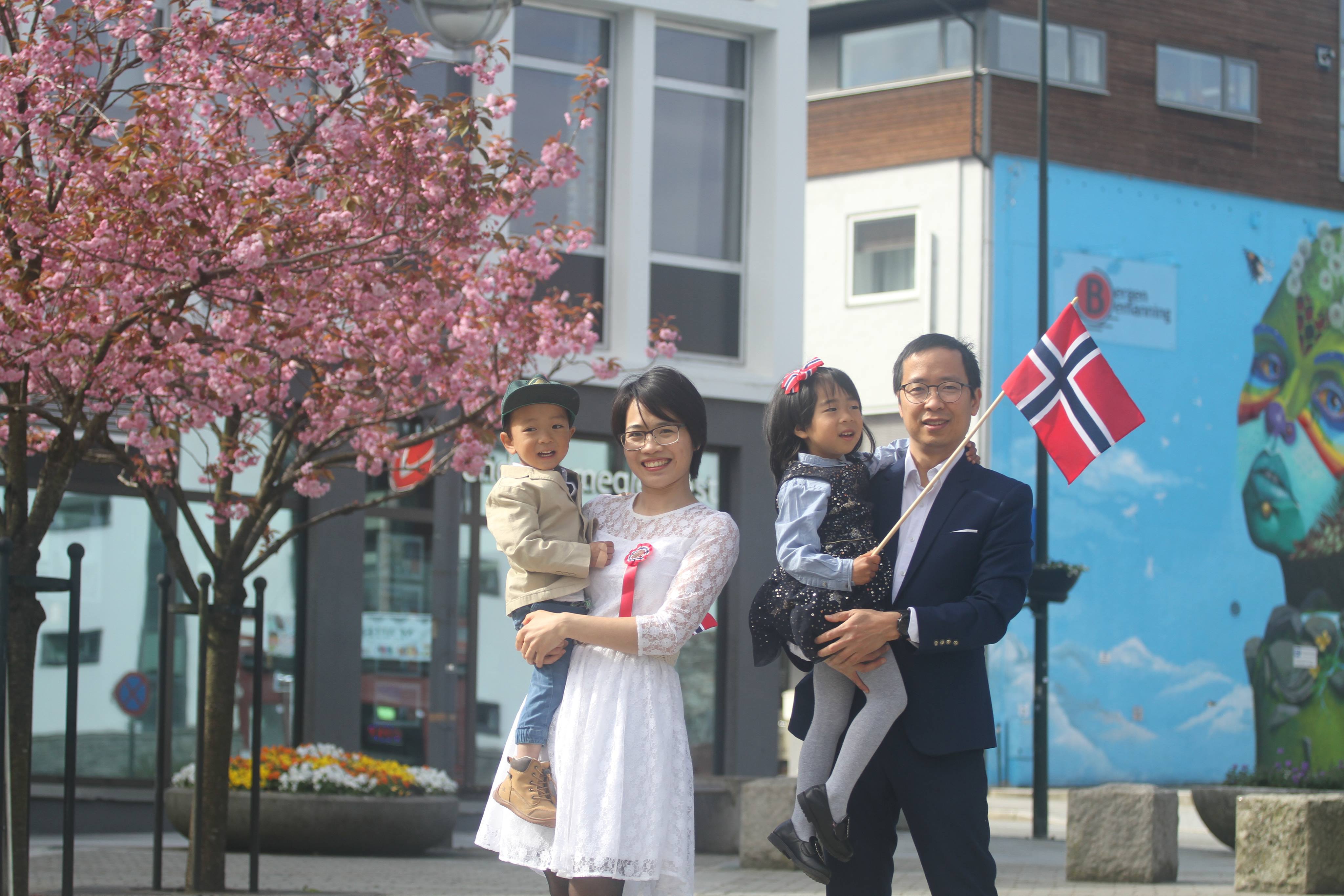 Anh Bùi Hoàng Hải và gia đình đi chơi nhân dịp lễ Quốc khánh Na Uy hôm 17/5. Ảnh: NVCC.