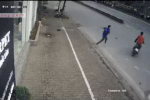 Clip: Bẻ khoá trộm xe máy, đối tượng bị thanh niên 'tung đòn' ngã sấp mặt giữa đường