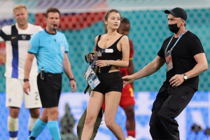 Người đẹp với vòng 1 ngồn ngộn chạy vào phá ngang trận đấu Euro 2020, dòng chữ trên áo gây chú ý không kém