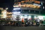 Toàn cảnh Hà Nội tối đầu tiên mở lại quán xá: Dân tình hào hứng ra đường, nhiều người không quản ngại đi ăn nướng lẩu giữa mùa hè