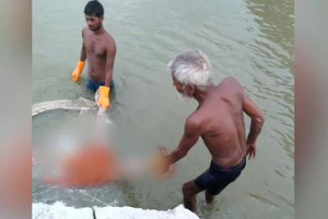 Ấn Độ: Hàng loạt thi thể 'thoát khỏi mộ' khi nước sông tràn bờ