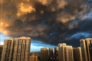 Ảnh: Hà Nội xuất hiện cơn giông lớn, mây cuồn cuộn giăng kín bầu trời