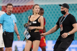 Tìm ra danh tính fan nữ 'siêu vòng 1' làm náo loạn tại Euro 2020: Là người mẫu trẻ, lượng người theo dõi tăng vọt sau sự cố