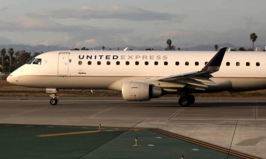 Người đàn ông nhảy khỏi máy bay đan di chuyển đã bị bắt giữ trên đường băng của sân bay quốc tế Los Angeles. Ảnh: Reuters.