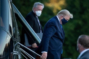 Ông Trump giấu việc bị ốm nặng khi nhiễm COVID-19: Suýt nữa phải dùng xe lăn?