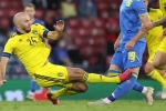 Rùng rợn: Cẳng chân của cầu thủ Ukraine bị đối thủ Thuỵ Điển đạp thành hình gấp khúc