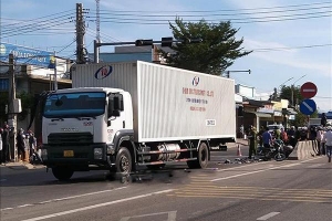 Xe tải tông xe máy trên Quốc lộ 1A khiến hai người tử vong
