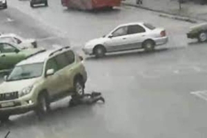 Video: Đi bộ qua đường, người phụ nữ bị ôtô chèn 2 lần lên người