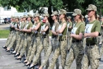 Nữ quân nhân Ukraine đi giày cao gót tập diễu binh gây tranh cãi