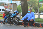 Bác bảo vệ ở Sài Gòn mất việc, treo biển đi... ăn xin: Những hình ảnh khiến người ta 'cay mắt'