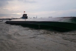 CLIP: Sà lan chở hàng trăm tấn đá lật úp giữa sông Đồng Nai