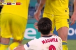 Đội trưởng Ukraine ngăn không cho đồng đội kéo Maguire đứng dậy
