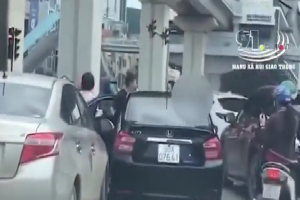 Hà Nội: 2 tài xế đứng đánh nhau tơi bời giữa ngã tư sau va chạm xe trên đường