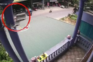 Kinh hoàng xe tải tông thẳng vào ôtô đang dừng đỗ ở Phú Thọ, người ngồi ghế phụ mắc kẹt trong cabin