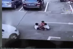 Khoảnh khắc ô tô nuốt trọn 3 đứa trẻ vào gầm xe, phu huynh xem camera 'bủn rủn chân tay'